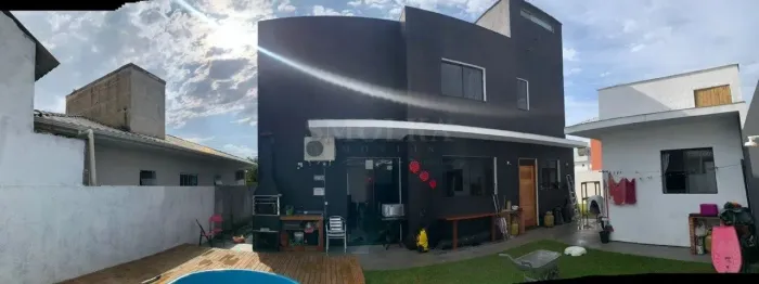 Sobrado em condomínio fechado a venda em Canasvieira, Florianópolis SC.