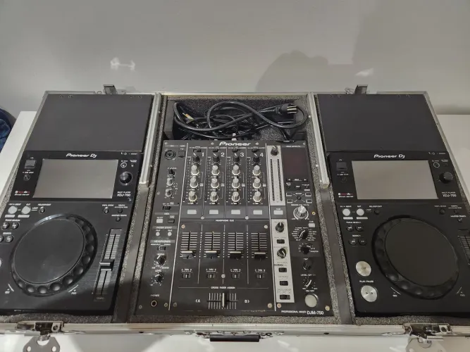 Par XDJ 700 + DJM 750K em ótimo estado com case