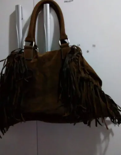 Bolsa de ombro marrom com franjas