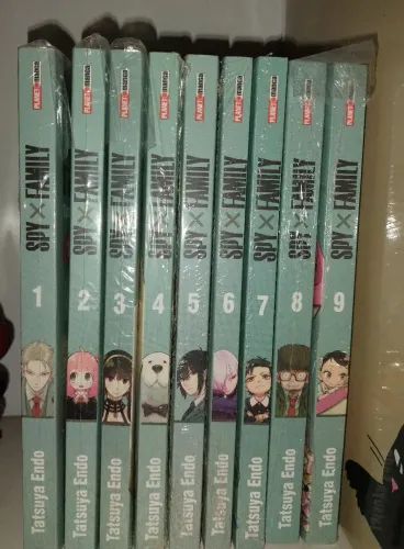 Mangá spy family do 1 ao 9 ( do 1 ao 3 abertos em bom estado e do 4 ao 9 lacrados)