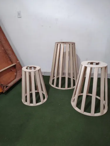 Trio de mesa redonda ripada para decoração 
