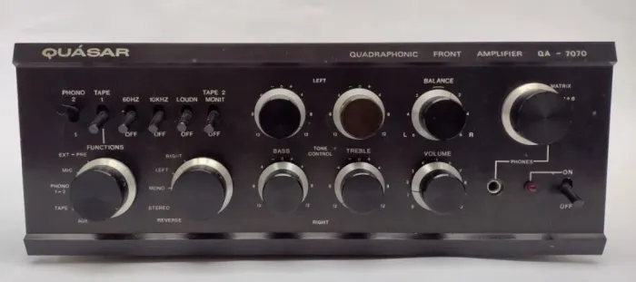 AMPLIFICADOR QUADRIFÔNICO QUASAR - QA 7070 - 70 Watts RMS por canal