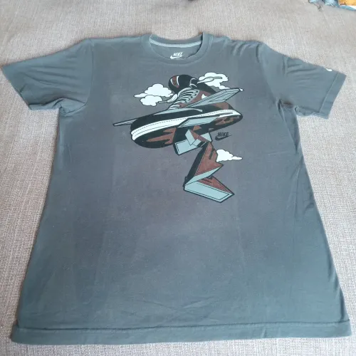 Camiseta Nike Estampada - Conforto e Estilo! Tamanho M, cor cinza
