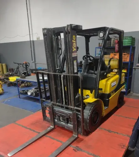 Empilhadeira 2,5 ton / 2014 / Yale 50VX / Torre Tripex(ENTRA EM CONTAINER)