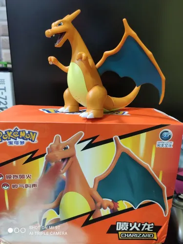 Pokémon Charizard com som e led solta fumaça pela boca 