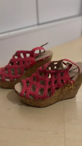 Sandália plataforma rosa com detalhes 