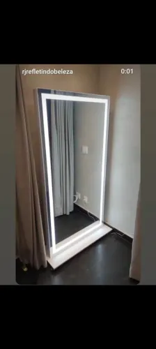 Espelho com iluminação LED para decoração