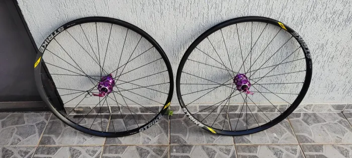 Rodas MTB 29" Strike com Cubos Roxos