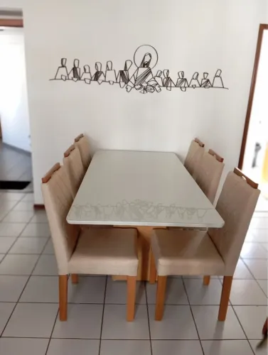 Mesa de Jantar com 6 Cadeiras e Detalhe Religioso