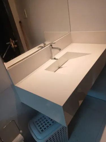 Pia de banheiro em porcelanato branco