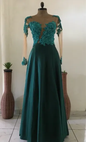 Vestido de festa verde esmeralda com detalhes em renda