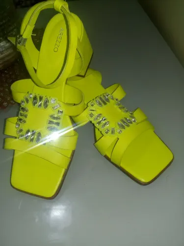 Essa sandália arezxo