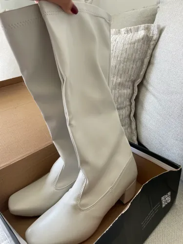 Bota Branca Cano Longo - Estilo Fashionista, Nunca Usada, Na caixa