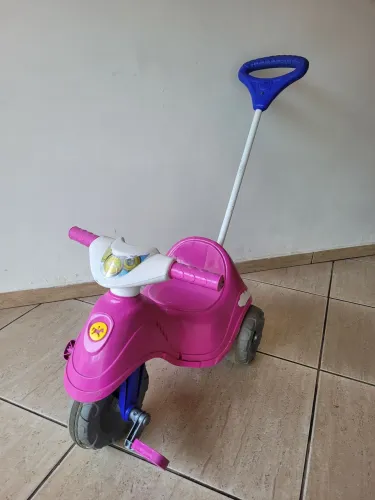 Triciclo Infantil com Empurrador - Rosa
