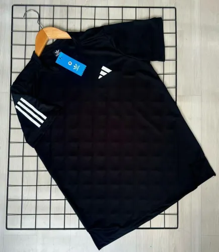 Camiseta Adidas Preta com Detalhes Brancos
