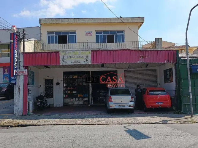 Sobrado com 4 salas comérciais, 1 salão comercial, 3 banheiros e uma casa com 2 quartos, 1