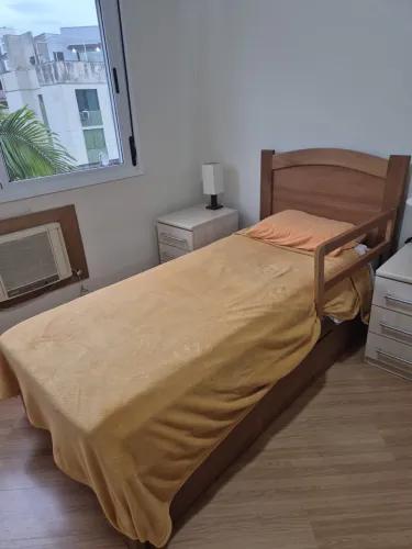 Cama de solteiro (carpintaria) com grade de proteção