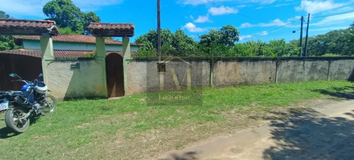 Casa a venda com quintal grande no bairro Ponte dos Leites