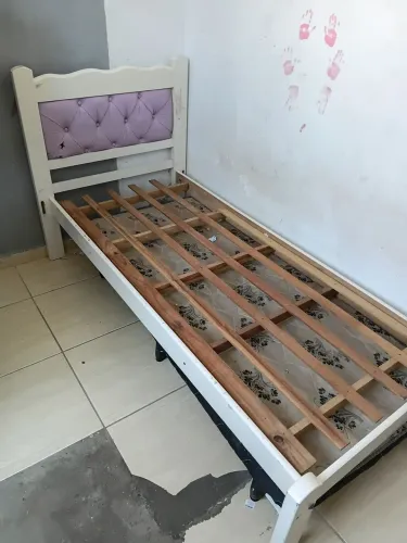 Vendo cama de medeira para menina