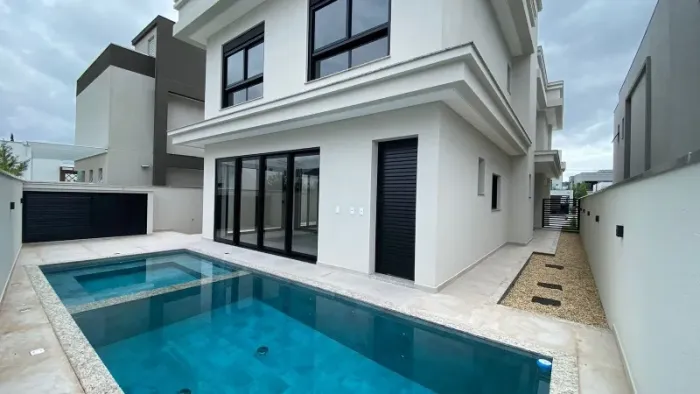 LINDA CASA COM PISCINA EM CONDOMÍNIO FECHADO EM CAMBORIÚ