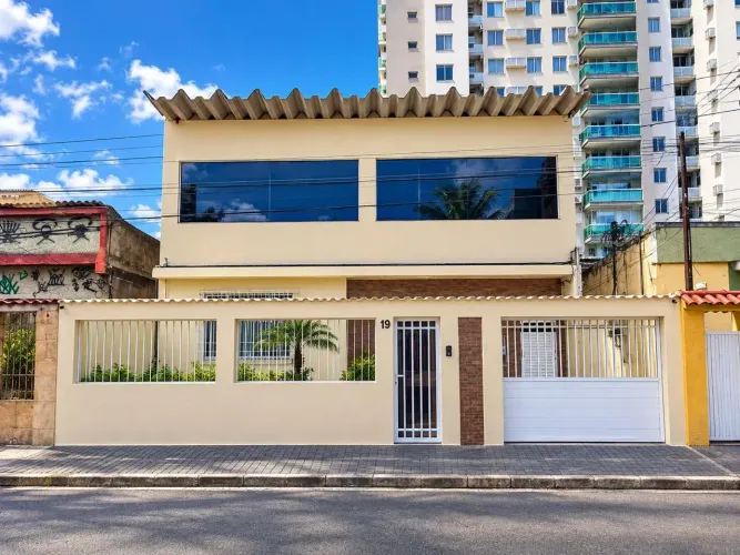 Imóvel para aluguel possui 200 metros quadrados com 9 quartos em Alvarez - Nova Iguaçu - R