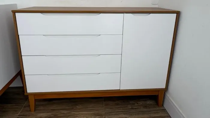 Cômoda Infantil 4 Gavetas e 1 Porta - Branco e Amadeirado
