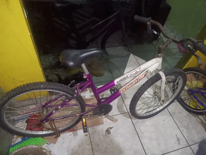 Bicicleta está sem câmara de ar, somente isso.