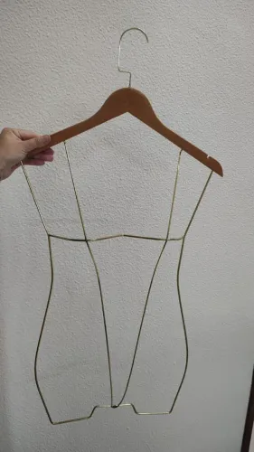 Vendo Cabide Silhueta de Madeira com Gancho Luxo Dourado