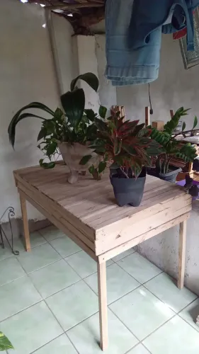 Mesa de madeira reciclada