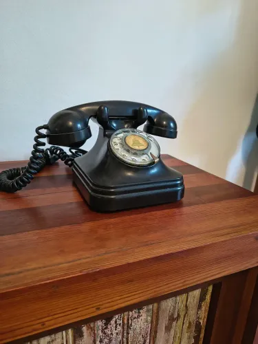 Telefone estilo anos 1940 com selo Cia Telephonica Brasileira, pesado e antigo! 