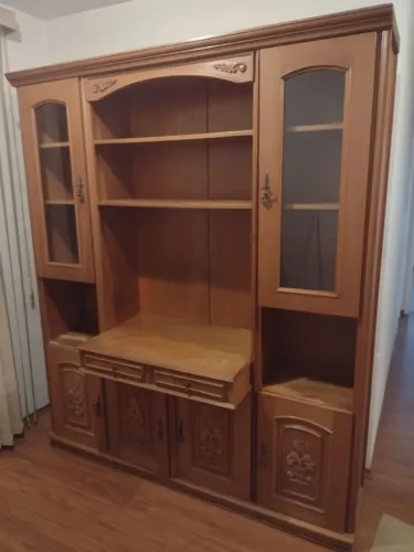 Estánte de sala em madeira maciça e chave em todas as portas