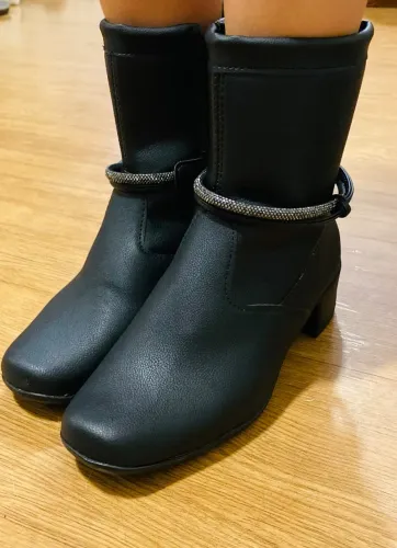 Vendo bota infantil muito nova