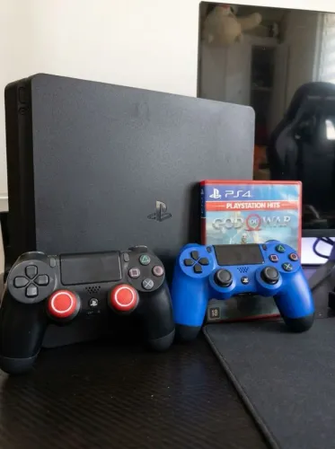 PS4 Slim Completo: 2 Controles + Jogo Físico God of War