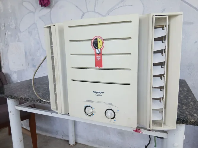 Venda de um ar-condicionado de janela 7.500 200 reais, funcionando perfeitamente, 110wts