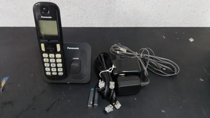 Telefone sem fio Panasonic com pilhas recarregaveis e fonte