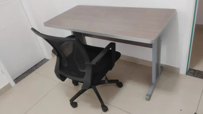 Mesa com cadeira de escritório