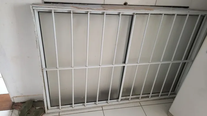 01 Janela de alumínio com grade(1,00 Alt por 1,50de larg R$ 500,00) e 01 basculante (novo)