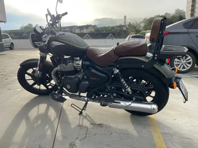 Super Meteor 650 com acessórios