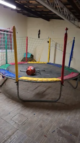 Vendo cama elástica pula pula de 7 metros em ótimo estado falta apenas a rede De proteção
