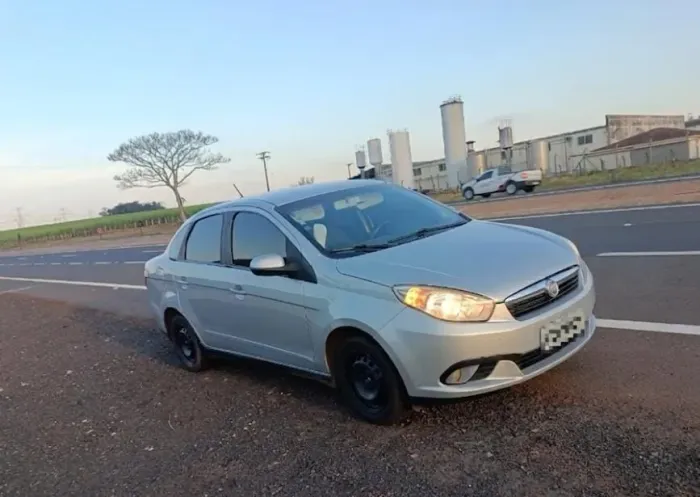 Fiat Grand Siena Attrac. 1.4 EVO F.flex 8V 2013