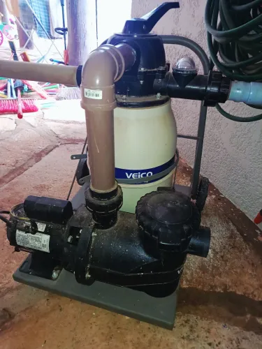Conjunto Bomba Filtro de piscina no carrinho.