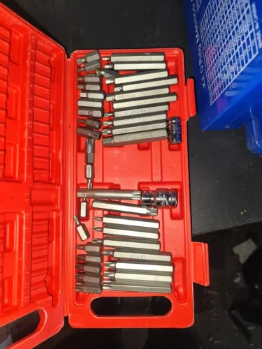 Jogo / Kit de Bits e Pontas de Impacto (Estojo Vermelho): 