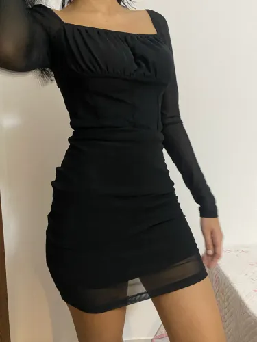 Vestido tubinho preto.
