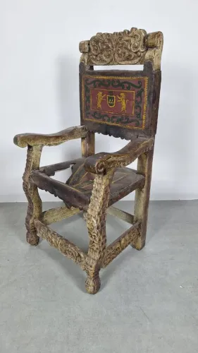 Antiga Cadeira trono esculpida em madeira maciça, assento e espaldar em couro sola