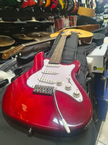 Guitarra Stratocaster Strinberg vermelha candy Apple translúcida semi nova super oferta