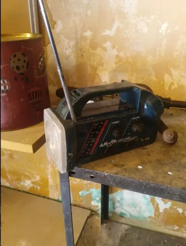 rádio portátil AM/FM antigo, modelo TL-270
