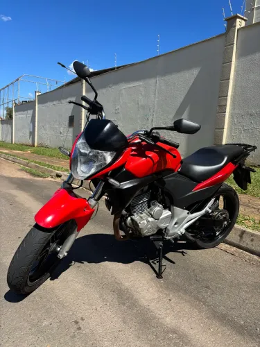 CB300: Totalmente Revisada 
