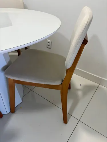 Mesa laqueada com 4 cadeiras no linho e madeira maciça