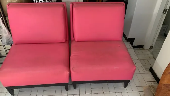 2 (duas) Poltronas Estofadas Rosa
