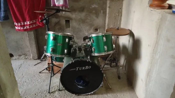 Vende-se bateria acustica,pra sair rápido,retirada no local 
